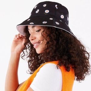 NWT Alice & Olivia reversible bucket hat